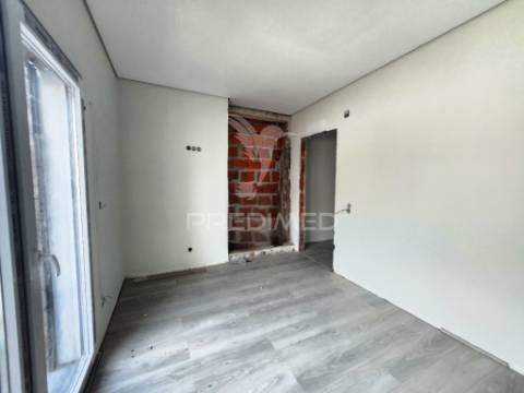 Moradia geminada t3 c/garagem, na quinta do conde