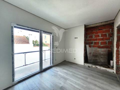 Moradia geminada t3 c/garagem, na quinta do conde