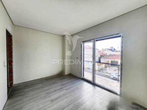 Moradia geminada t3 c/garagem, na quinta do conde