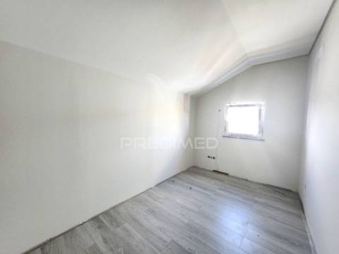 Moradia geminada t3 c/garagem, na quinta do conde