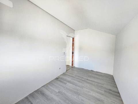 Moradia geminada t3 c/garagem, na quinta do conde
