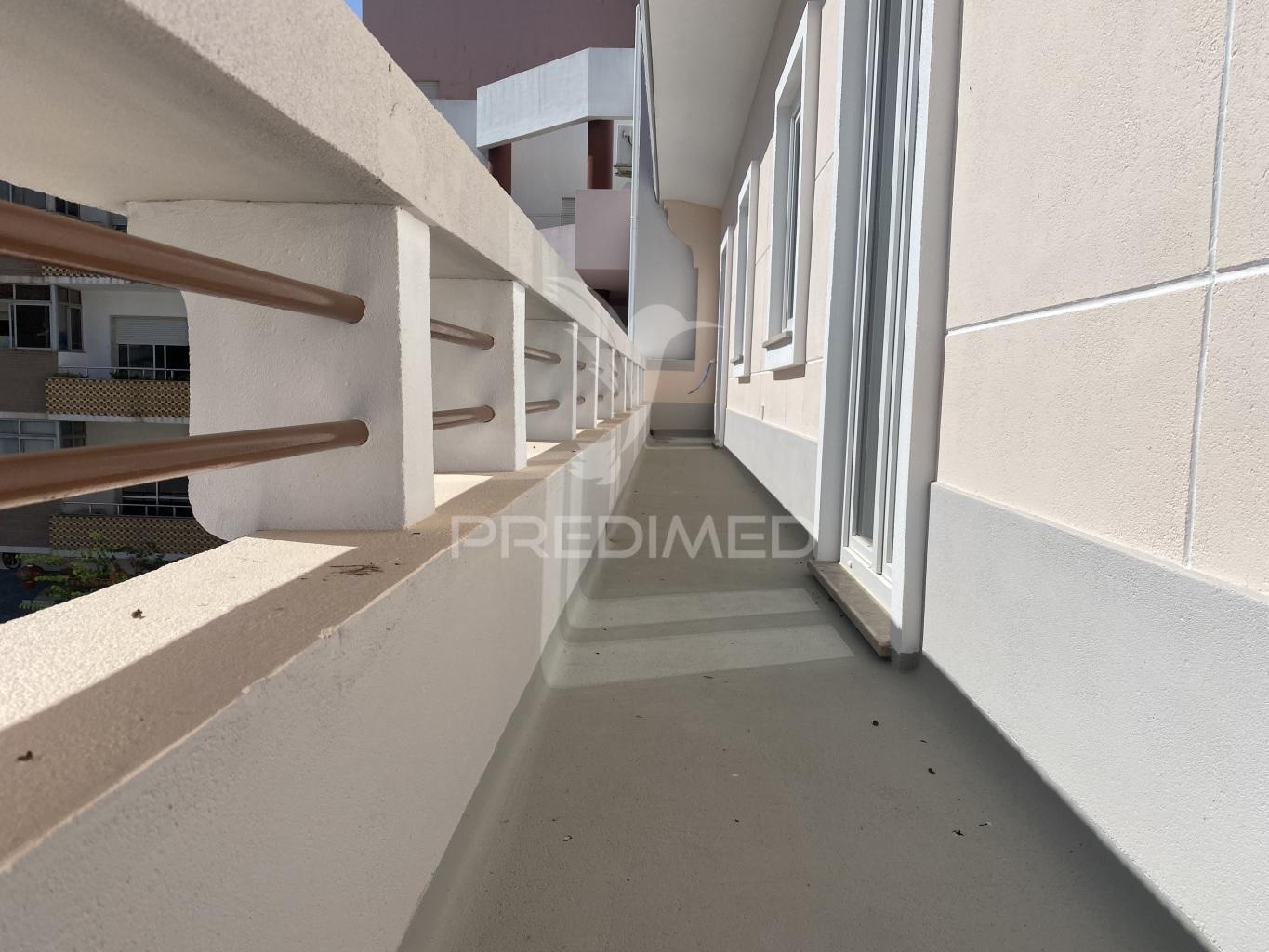 Apartamento t3 com varanda em santiago do cacem