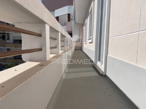 Apartamento t3 com varanda em santiago do cacem