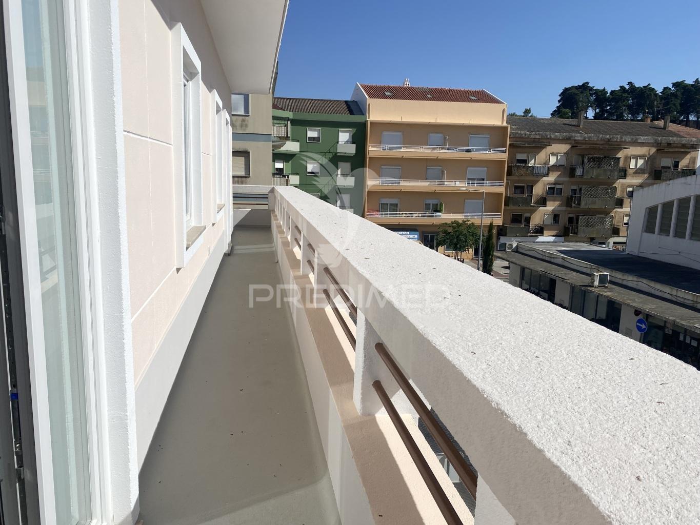Apartamento t3 com varanda em santiago do cacem