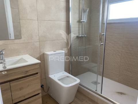 Apartamento t3 com varanda em santiago do cacem
