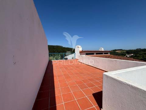 Moradia tradicional com alma mediterrânica às portas de caldas da rainha