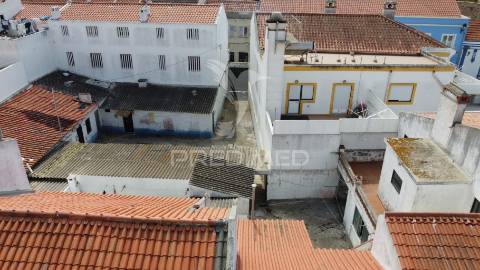 Moradia+5 anexos c/ afectação de habitação+espaço comercial centro histórico de sines