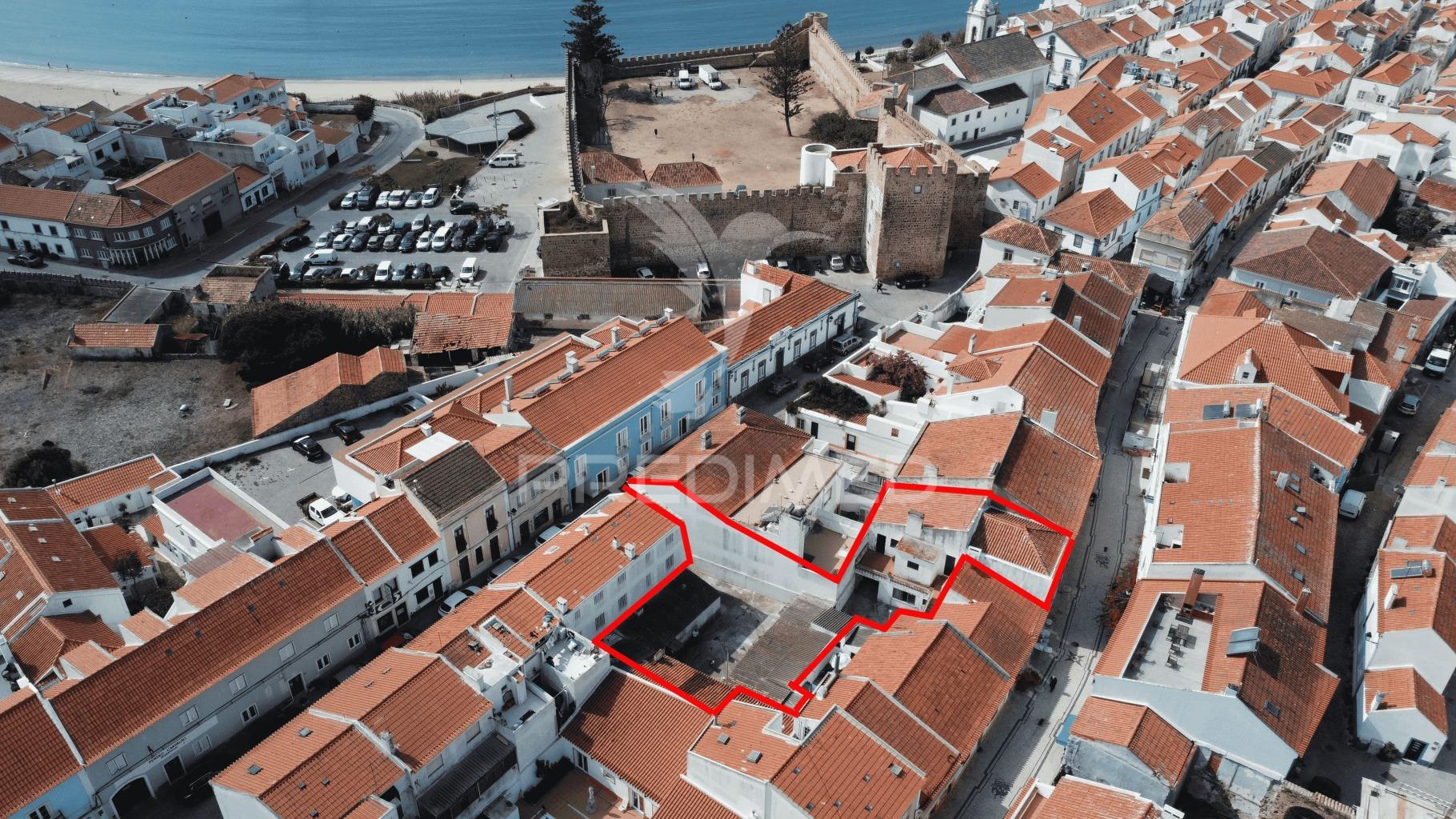 Moradia+5 anexos c/ afectação de habitação+espaço comercial centro histórico de sines