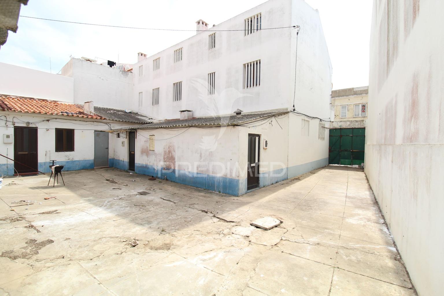 Moradia+5 anexos c/ afectação de habitação+espaço comercial centro histórico de sines