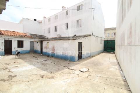 Moradia+5 anexos c/ afectação de habitação+espaço comercial centro histórico de sines