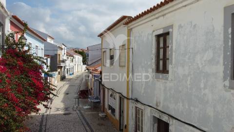 Moradia+5 anexos c/ afectação de habitação+espaço comercial centro histórico de sines