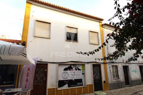 Moradia+5 anexos c/ afectação de habitação+espaço comercial centro histórico de sines