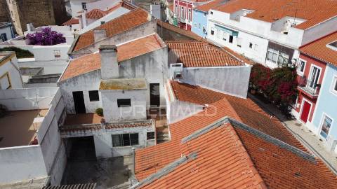 Moradia+5 anexos c/ afectação de habitação+espaço comercial centro histórico de sines