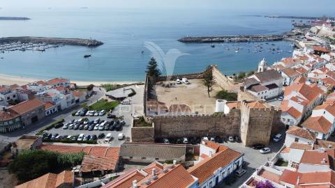 Moradia+5 anexos c/ afectação de habitação+espaço comercial centro histórico de sines