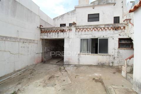 Moradia+5 anexos c/ afectação de habitação+espaço comercial centro histórico de sines