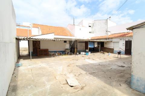 Moradia+5 anexos c/ afectação de habitação+espaço comercial centro histórico de sines