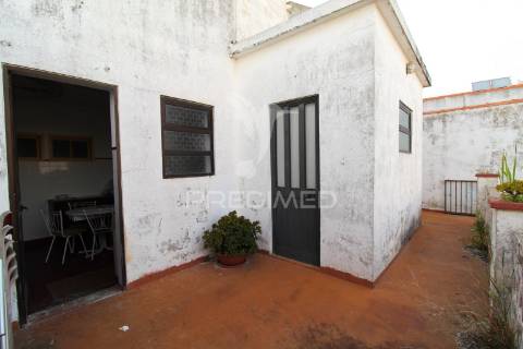 Moradia+5 anexos c/ afectação de habitação+espaço comercial centro histórico de sines