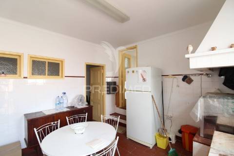 Moradia+5 anexos c/ afectação de habitação+espaço comercial centro histórico de sines