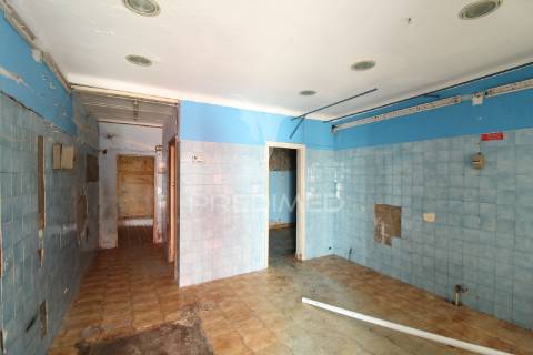 Moradia+5 anexos c/ afectação de habitação+espaço comercial centro histórico de sines