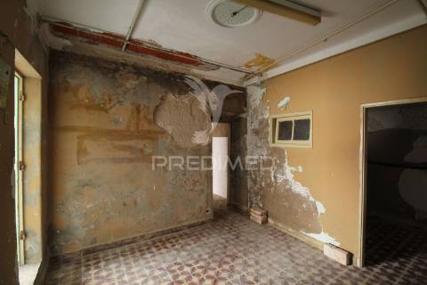 Moradia+5 anexos c/ afectação de habitação+espaço comercial centro histórico de sines