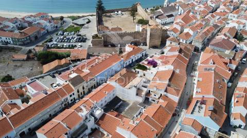 Moradia+5 anexos c/ afectação de habitação+espaço comercial centro histórico de sines
