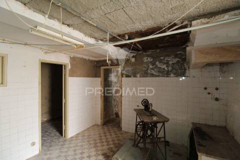 Moradia+5 anexos c/ afectação de habitação+espaço comercial centro histórico de sines