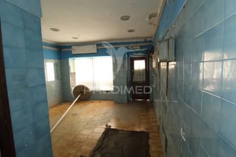 Moradia+5 anexos c/ afectação de habitação+espaço comercial centro histórico de sines