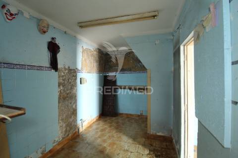 Moradia+5 anexos c/ afectação de habitação+espaço comercial centro histórico de sines