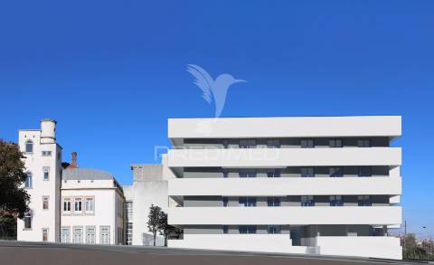 Apartamento de tipologia t3, novo,  2 frentes, com terraço,varandas e uma box