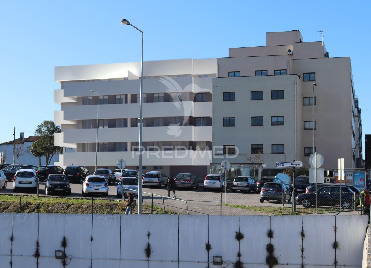 Apartamento de tipologia t3, novo,  2 frentes, com terraço,varandas e uma box