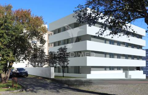 Apartamento de tipologia t3, novo,  2 frentes, com terraço,varandas e uma box