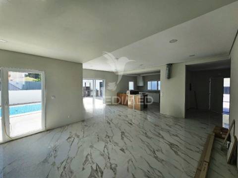 Moradia isolada t5 c/piscina e garagem, brejoeira - azeitão