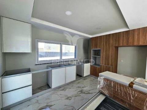 Moradia isolada t5 c/piscina e garagem, brejoeira - azeitão