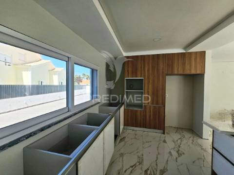 Moradia isolada t5 c/piscina e garagem, brejoeira - azeitão