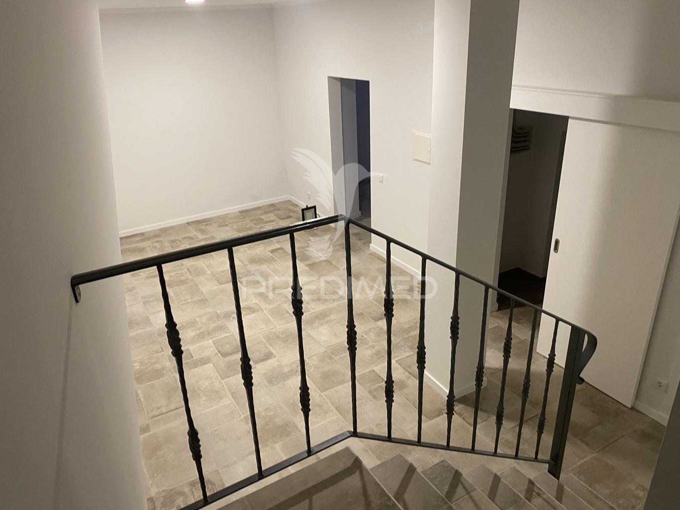 Moradia com terraço e garagem em santiago do cacém
