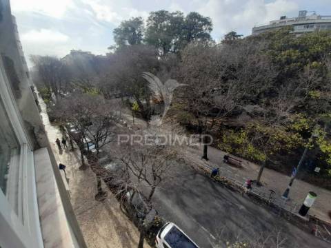 Charmoso t1 em edifício típico lisboeta - com vista jardim,arroios.