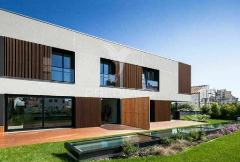 Vendo terreno c/projecto aprovado e de especialidades para 4 moradias de luxo no funchal