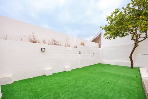 Apartamento t2 com quintal e terraço – cova da piedade, almada