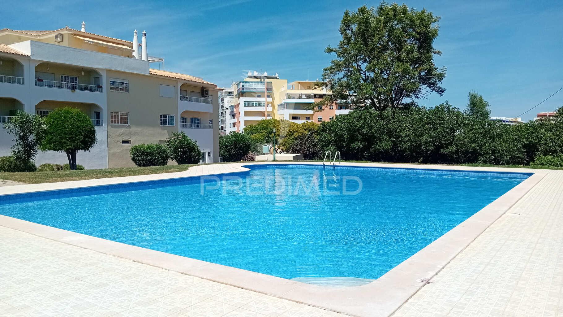 Arrendamento anual de  apartamento t2 em condominio fechado com piscina