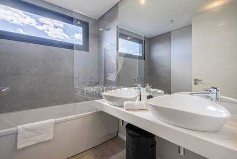 Penthouse t3 com vista mar de cortar a respiração – exclusiva, moderna e pronta a rentabilizar!