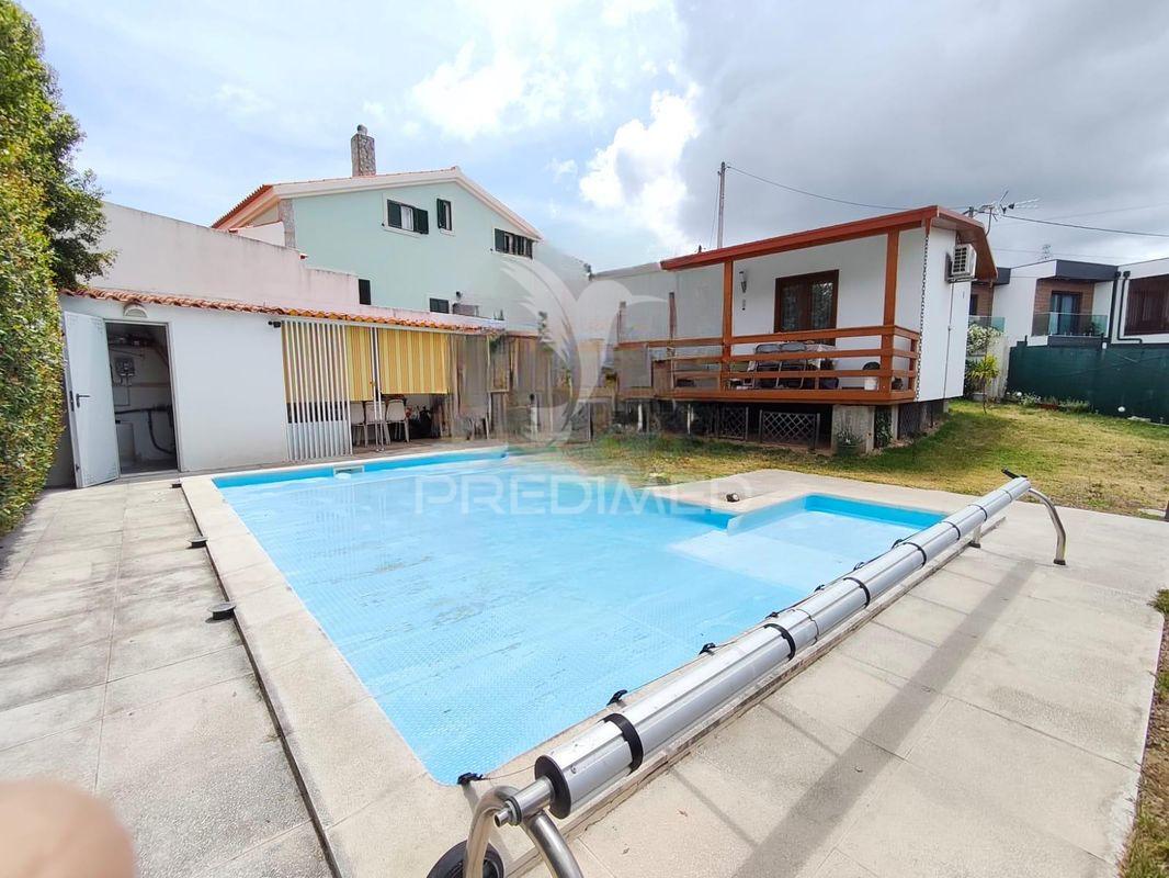 Terreno urbano com moradia dif e piscina | pegarias – setúbal 235000€