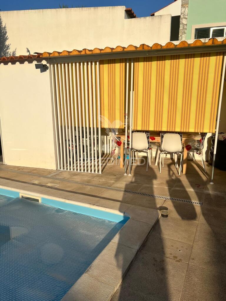 Terreno urbano com moradia dif e piscina | pegarias – setúbal 235000€