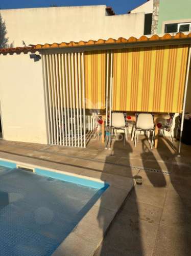 Terreno urbano com moradia dif e piscina | pegarias – setúbal 235000€