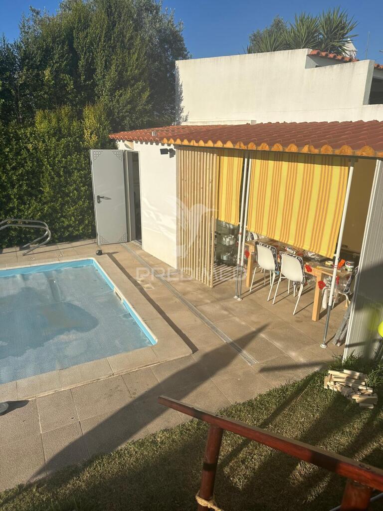Terreno urbano com moradia dif e piscina | pegarias – setúbal 235000€