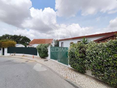 Terreno urbano com moradia dif e piscina | pegarias – setúbal 235000€