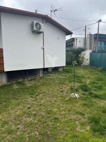 Terreno urbano com moradia dif e piscina | pegarias – setúbal 235000€