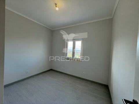 Moradia isolada renovada em granja do ulmeiro, coimbra