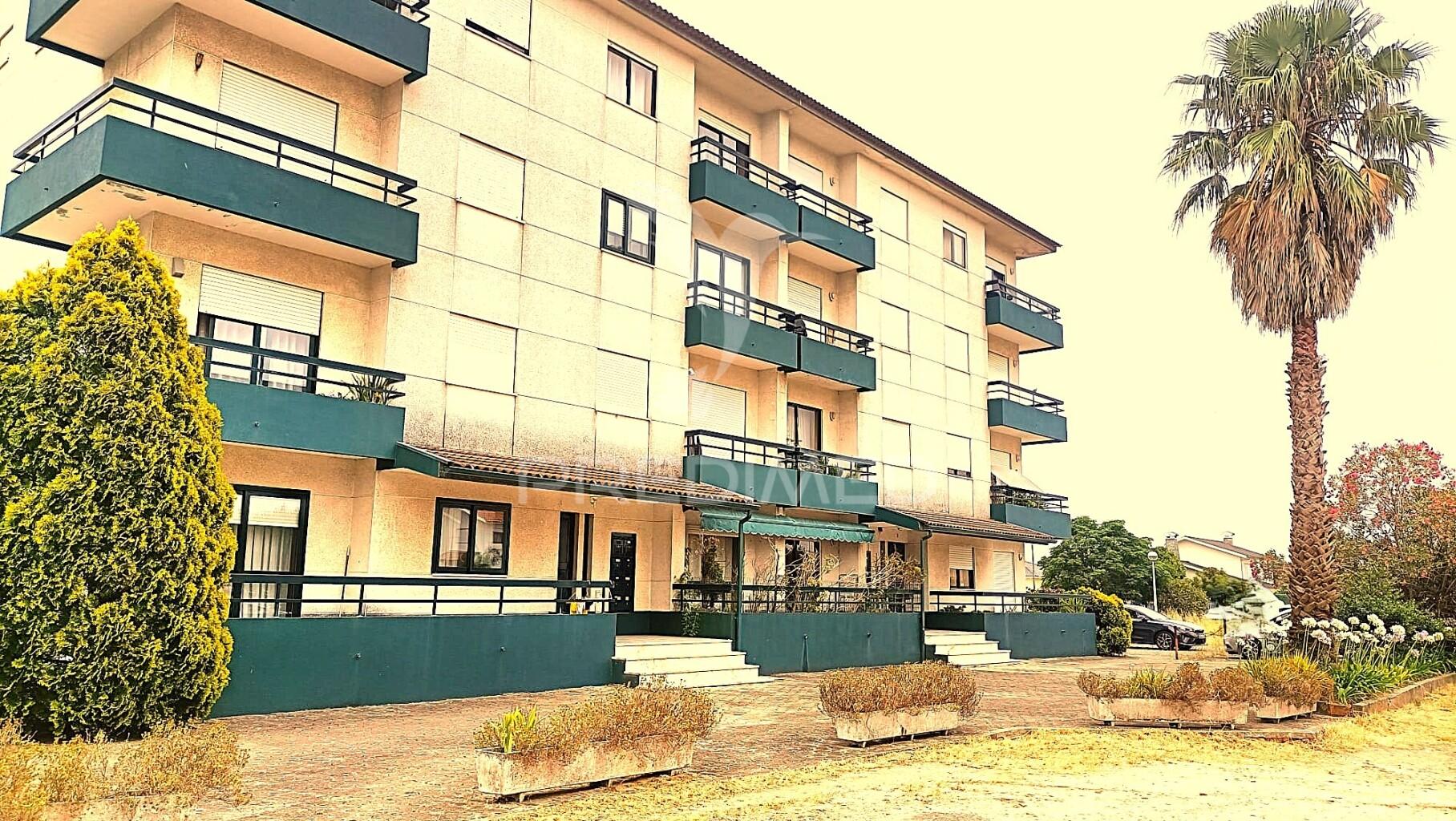 Apartamento t3, com varanda e lugar de garagem em ovar