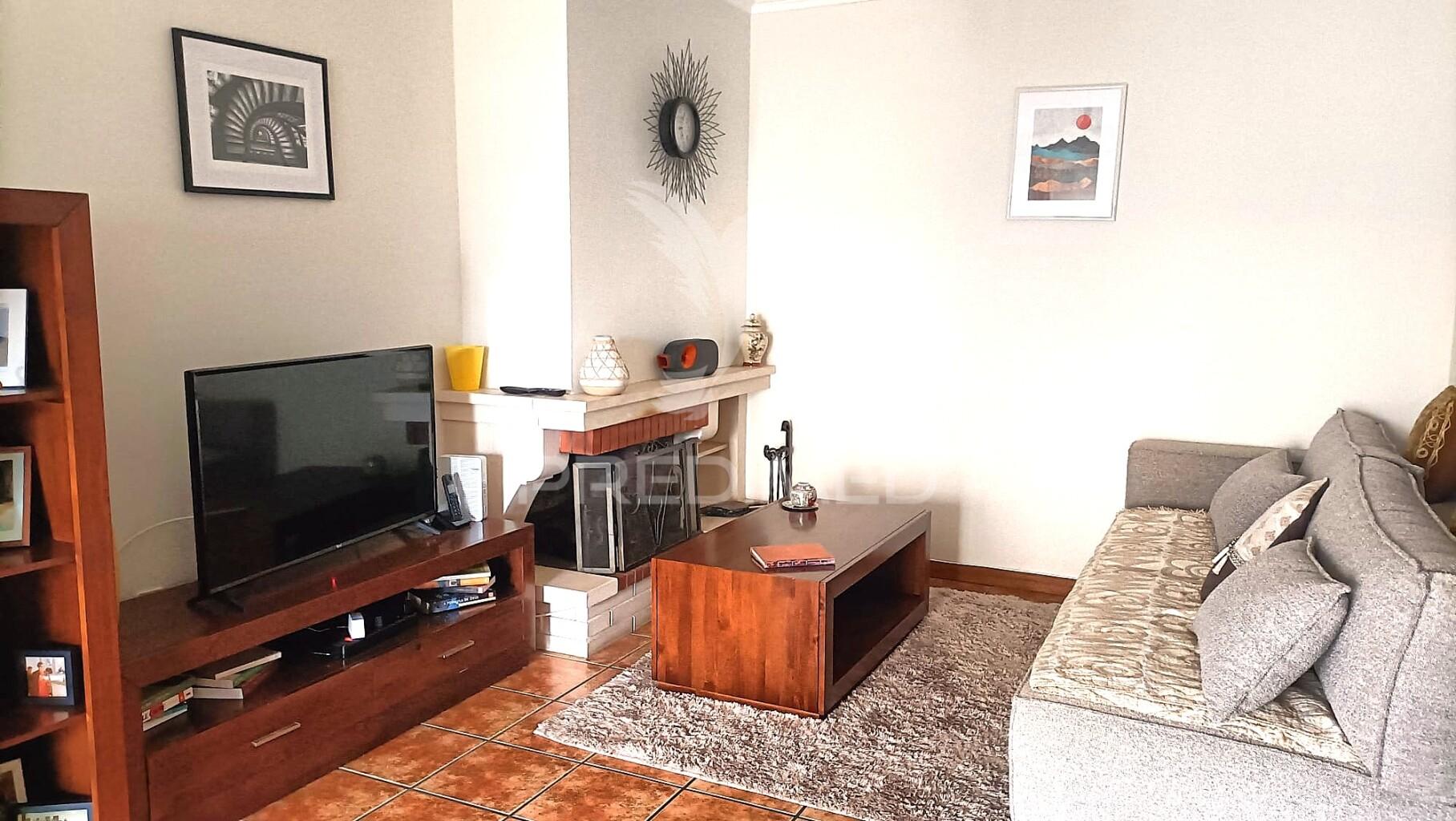 Apartamento t3, com varanda e lugar de garagem em ovar