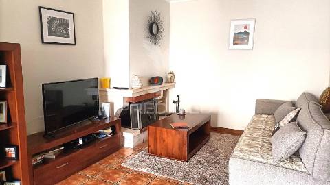 Apartamento t3, com varanda e lugar de garagem em ovar